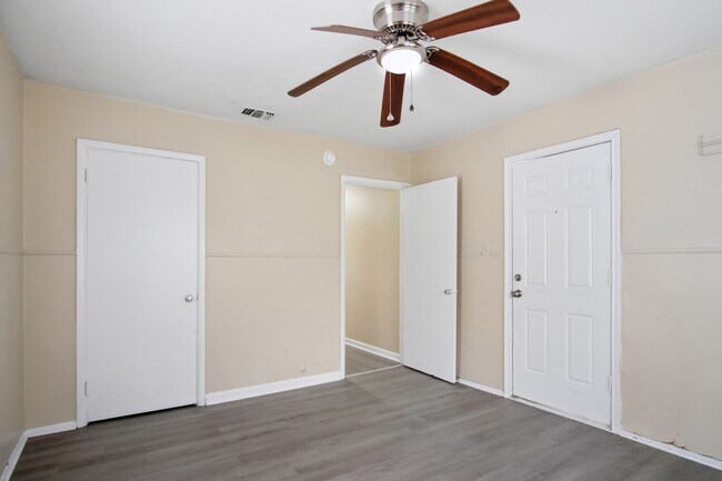 Building Photo - Close to Local Amenities and Downtown