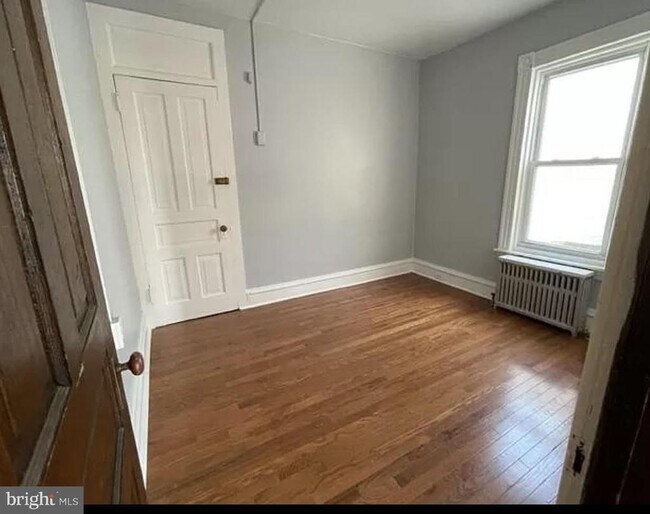 Building Photo - 166 Clymer St