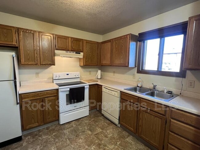 Building Photo - 3305 Frontier St