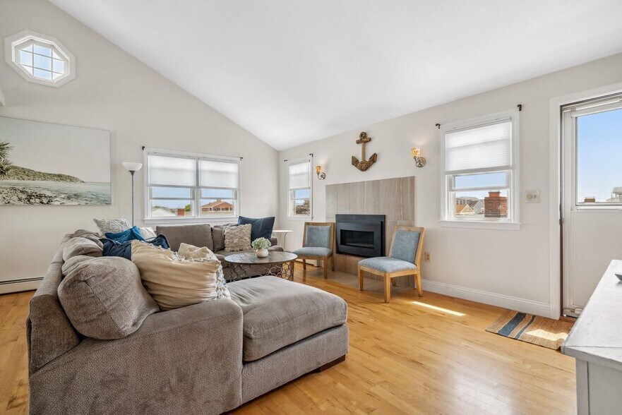 Building Photo - 131 Franklin