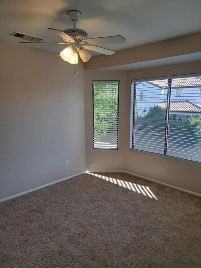 Building Photo - 1443 E Vaughn Ave