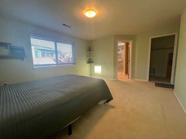 Building Photo - Move in ready three bed/two bath home | Av...