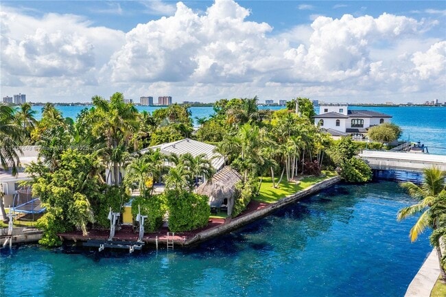 Building Photo - 7975 Biscayne Point Cir