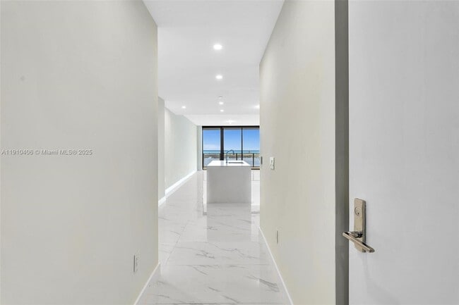 Building Photo - 700 NE 24th St