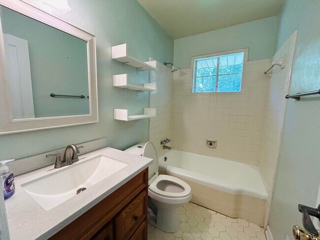 Building Photo - Fabulous 3 bedroom 2 bathroom Ranch home in Lawndale Homes area in NW Greensboro. Huge yard.