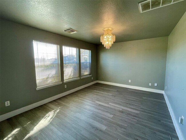 Building Photo - 6103 Settlers Square Ln