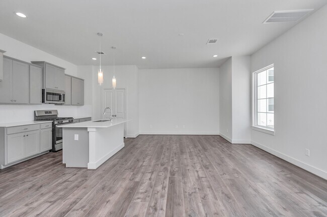 Building Photo - 2011 Bauer Dr