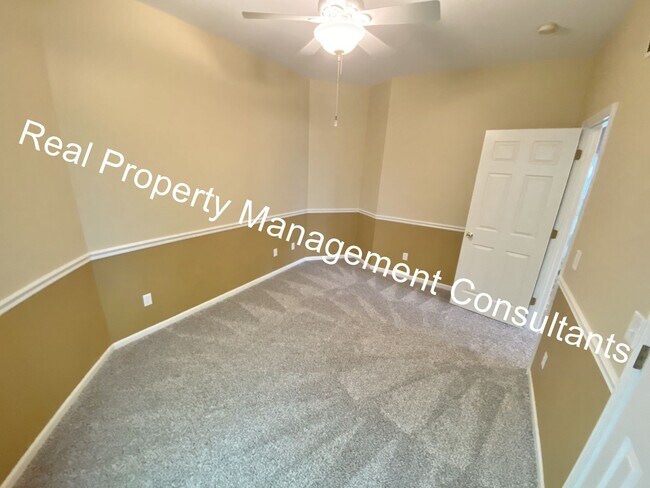 Building Photo - $1000 Move In Incentive on Lake Winnebago 3 Bedroom Home