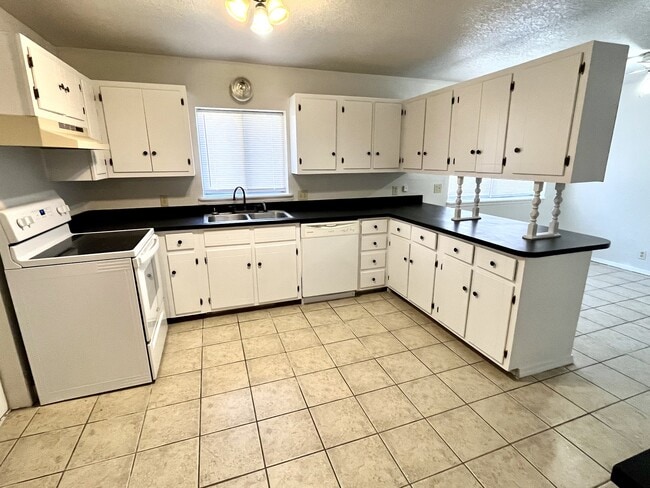 Building Photo - 67 Rungis Rd