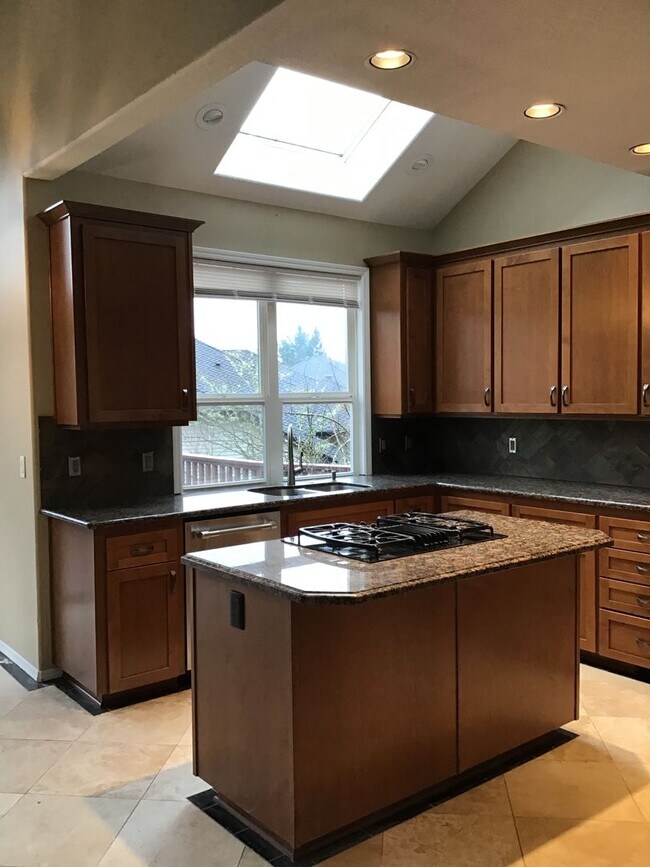 Building Photo - For Rent - Exceptional Murrayhill Location...