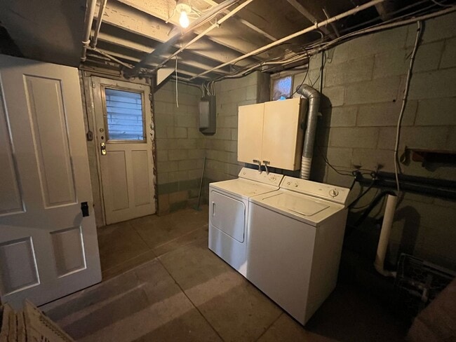 Building Photo - Breathtaking River Views!