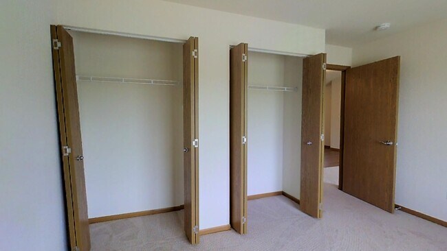 Building Photo - Condo Style Upper 3 Bedroom 2 Bathroom Apartment is Available