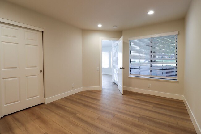 Building Photo - FULLY RENOVATED 3 BEDROOM, 2 BATHROOM TOWN...