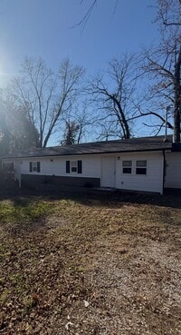 Building Photo - Harriman 37748 - 1 Bedroom, 1 bath Duplex - Call Lisa Vineyard or Shannon Russell 865-216-9334