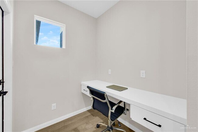 Building Photo - 22 Yarrow St