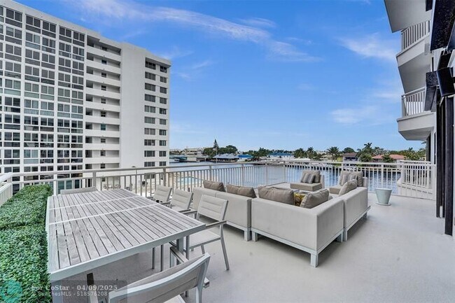 Building Photo - 3100 NE 48th St