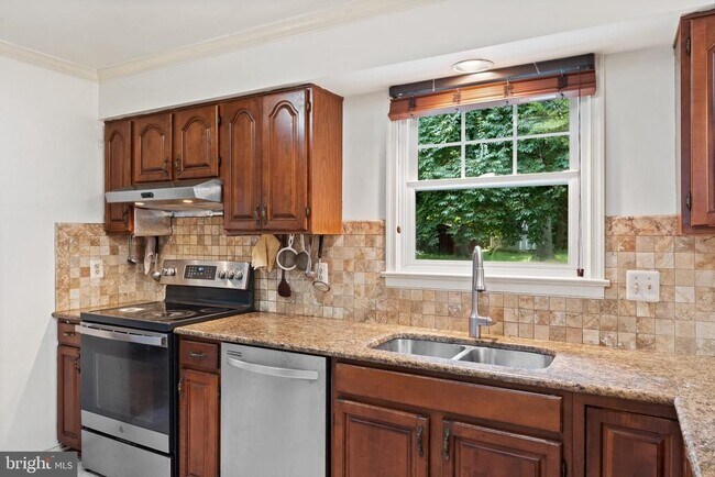 Building Photo - 8000 Sandburg Ct
