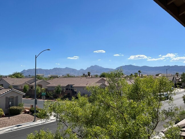 Building Photo - ABSOLUTELY AMAZING! Large 4 bedroom 2 stor...