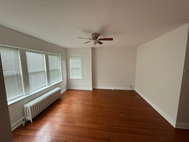 Building Photo - 5521 W Farragut Ave