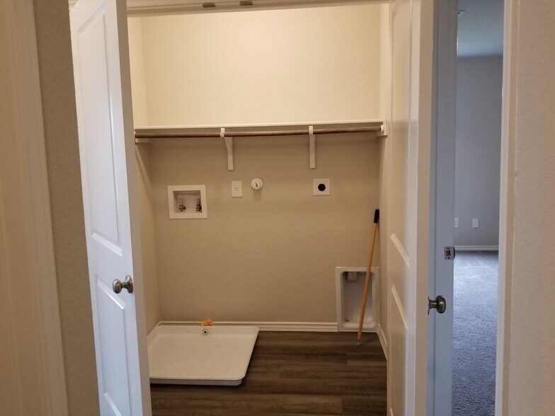 Building Photo - 7930 Oak Mdws Bnd