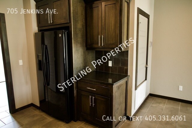 Building Photo - 705 S Jenkins Ave