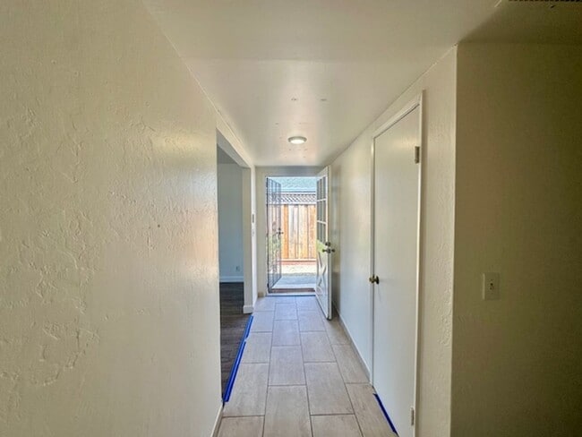 Building Photo - Beautiful Move-In Ready Two Bedroom Two Ba...