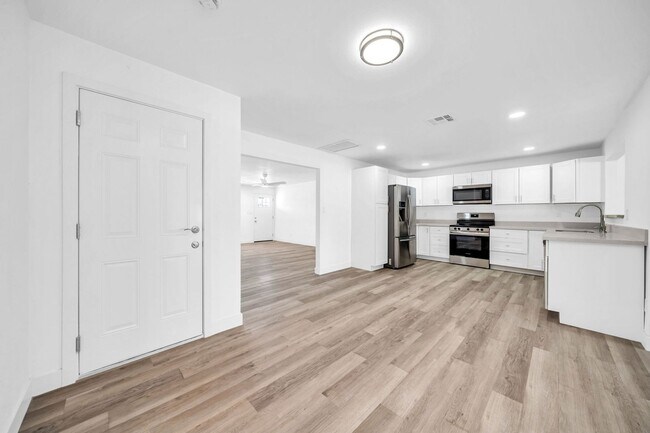 Building Photo - 3330 E Gelding Dr