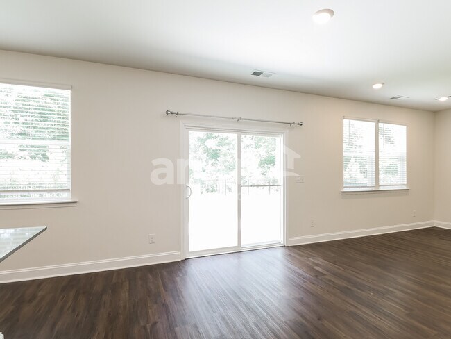 Building Photo - 559 Rivermist Dr