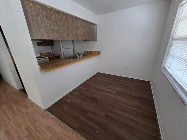 Building Photo - 830 N Clake Ave