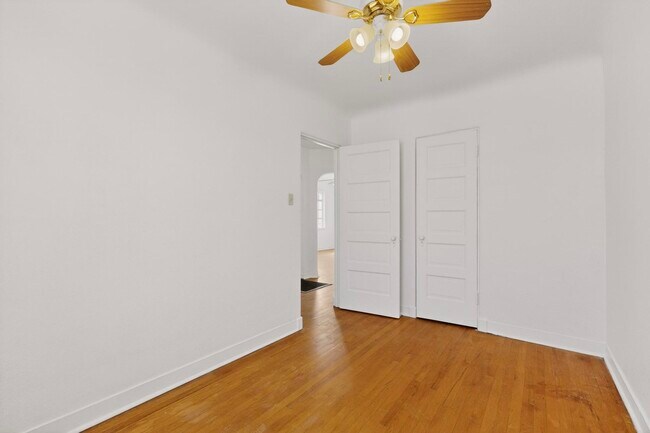 Building Photo - 116 Columbia Dr SE