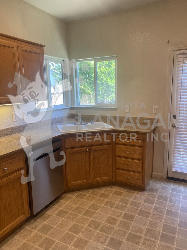 Building Photo - 3 bedroom/2 bathroom home