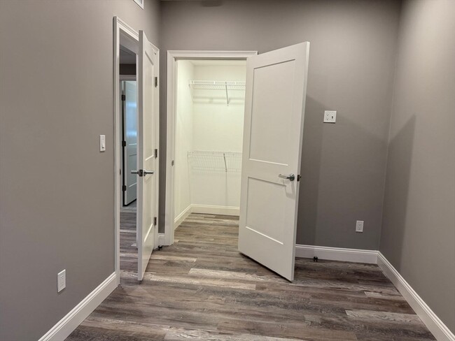 Building Photo - 8 Avon St