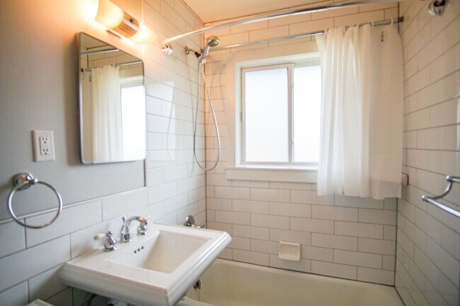 Building Photo - Mid-Century Dream Come True! Lovingly Maintained 2-Bedroom Available Now!