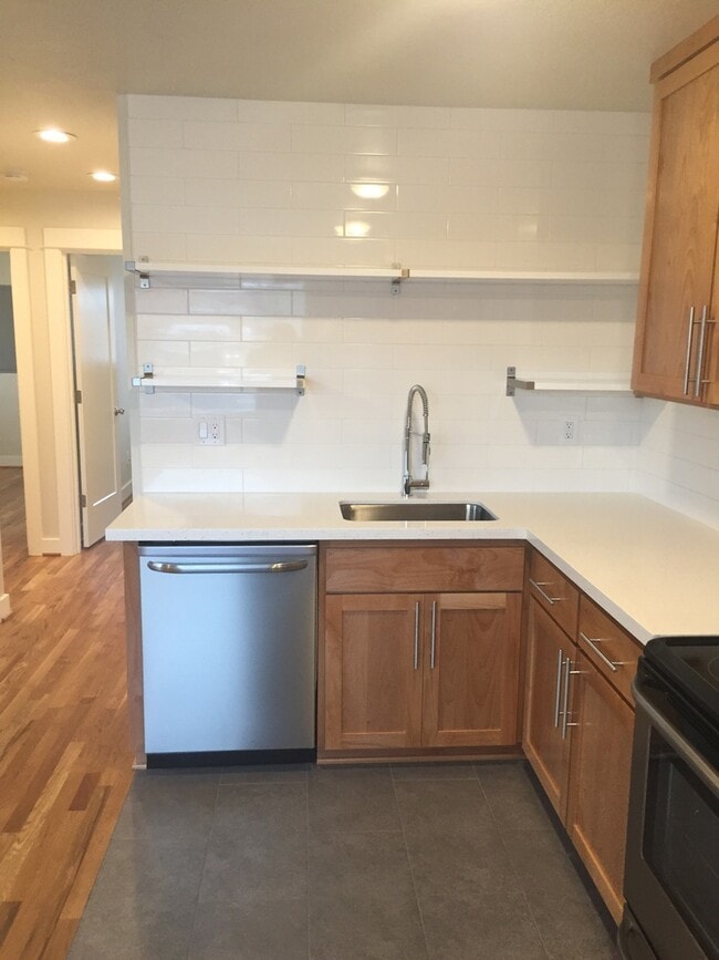 Building Photo - Private Modern 2Br Hardwoods, Quartz, SS A...