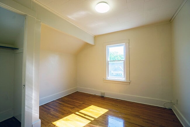 Building Photo - Available 6/1/2026 Charming Home With Priv...