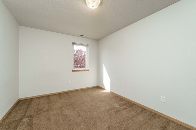 Building Photo - Comfortable 3-Bedroom Townhouse with A/C, ...