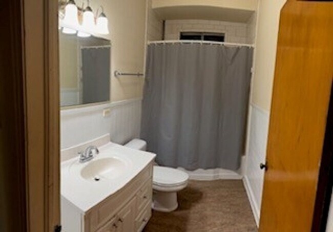 Building Photo - 704 E Thomas St