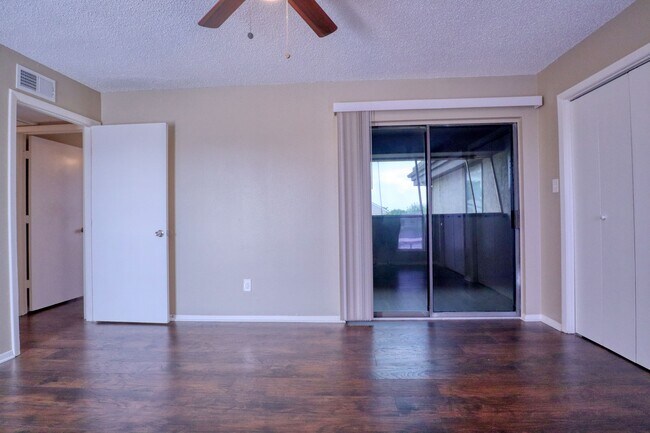Building Photo - 413 Lakeway Dr
