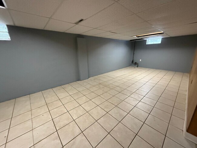 Building Photo - 2 Bed, 1 Bath Single-Family Home Close to Downtown!