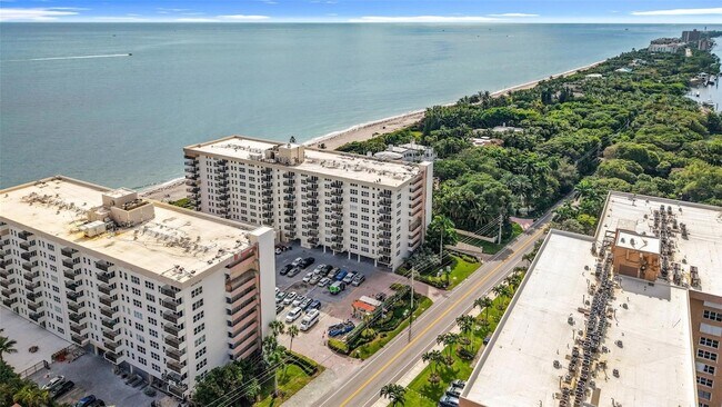 Building Photo - 1147 Hillsboro Mile Unit 506