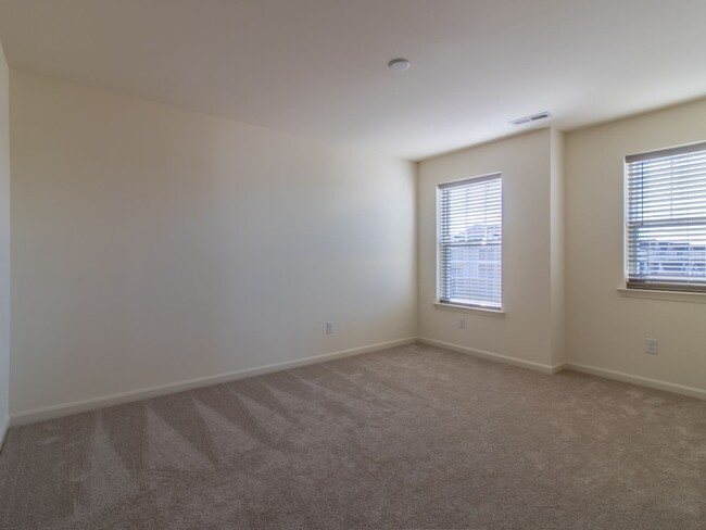 Building Photo - 2 BED 2 BATH CONDO - UNFURNISHED - LONG-TE...