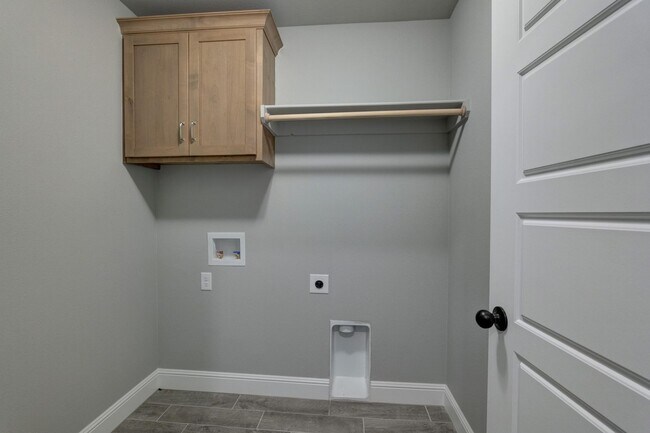 Building Photo - 802 Delaney Dr