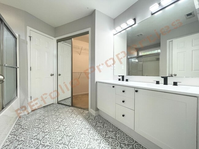 Building Photo - 2452 Bay Harbor Dr