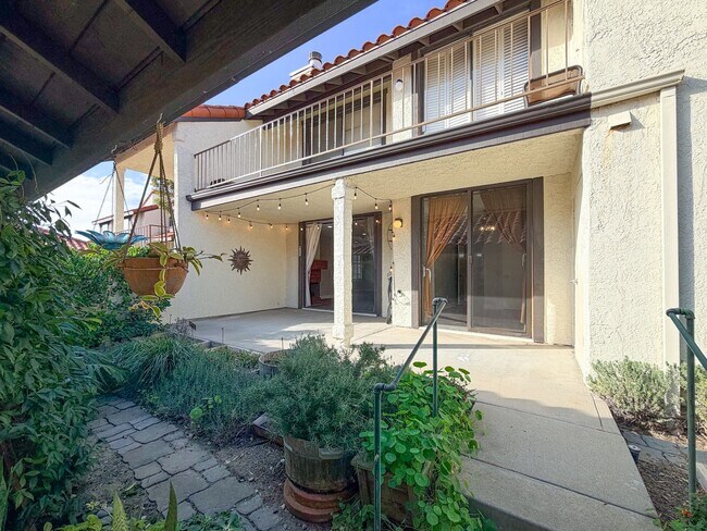 Building Photo - 2262 Martinique Ln