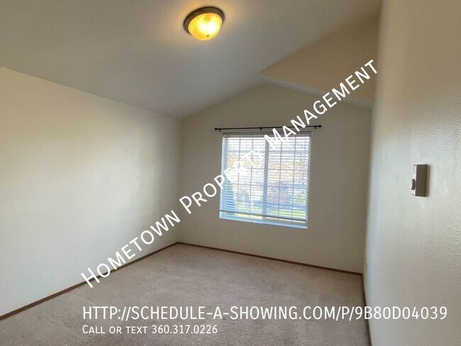 Building Photo - 3 bdrm Townhouse Avail NOW!
