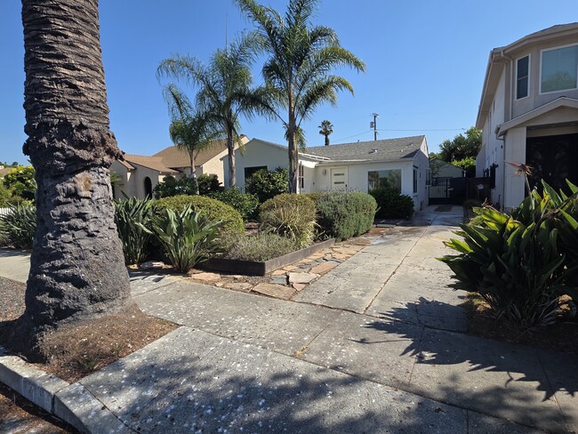 Building Photo - 1748 Wellesley Ave