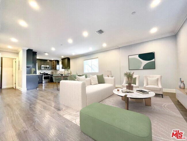 Building Photo - 7113 S La Cienega Blvd