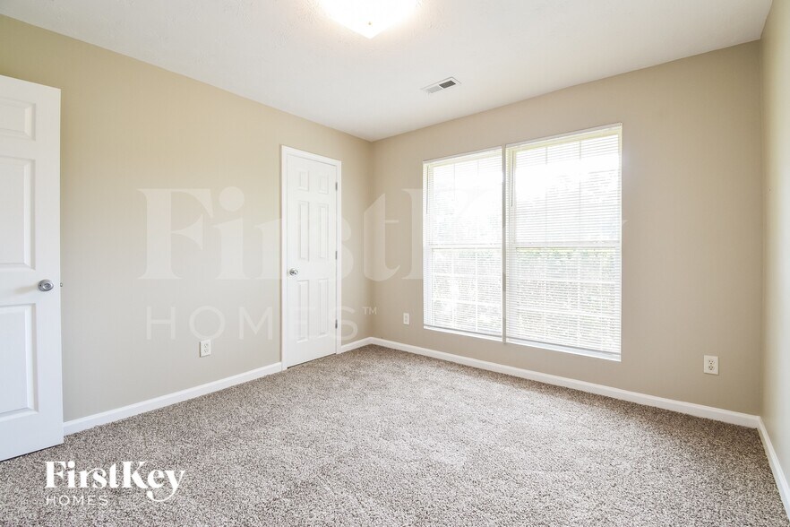 Building Photo - 738 Trickle Ln