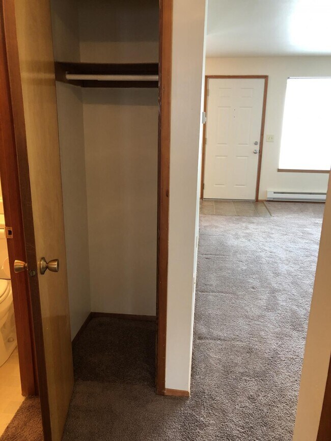 Building Photo - Laurel Apartments - 2 bedrooms