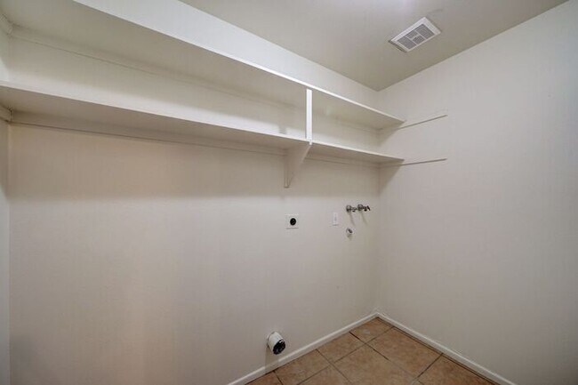 Building Photo - READY TO TOUR NOW! Adorable 2 Bath 1 Bed Home in Glendale